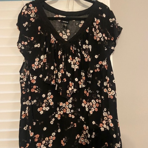 TORRID - Black Floral Flutter Sleeve Blouse - Picture 1 of 3